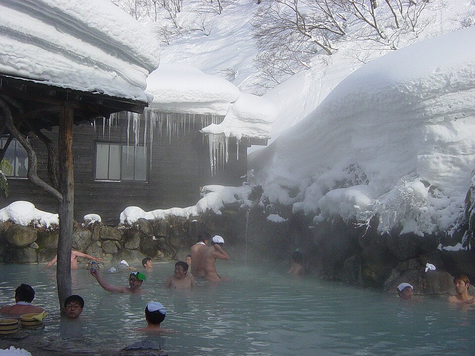 乳頭溫泉郷 鶴の湯溫泉的露天風呂（混浴露天浴池）冬景，雪地環繞的白濁溫泉，秋田縣最具代表性的秘湯