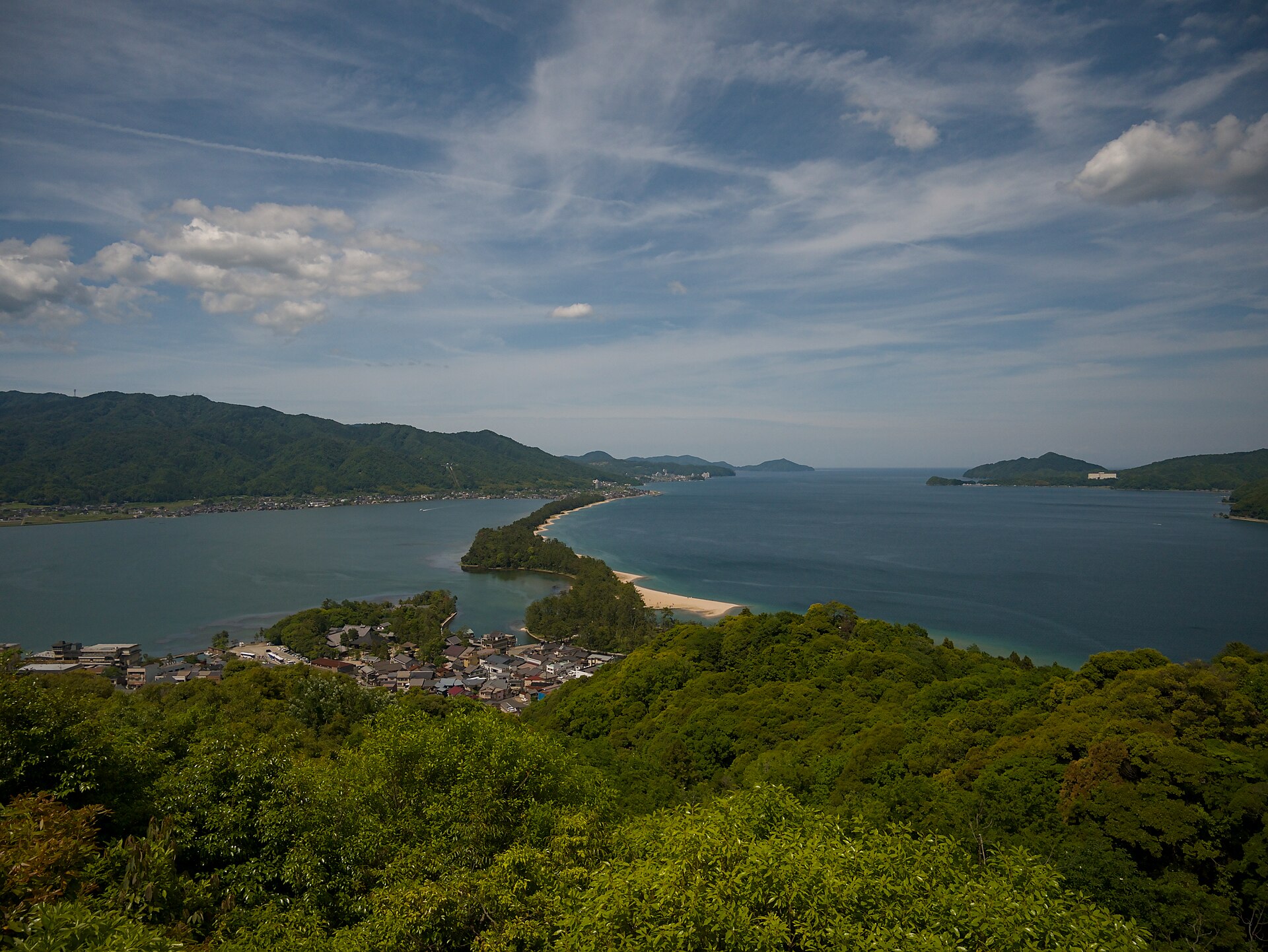 從天橋立南側（文珠地區）高處俯瞰的天橋立砂洲全景 —— 左側為阿蘇海、右側為宮津灣，松林覆蓋的細長沙洲橫亙其間