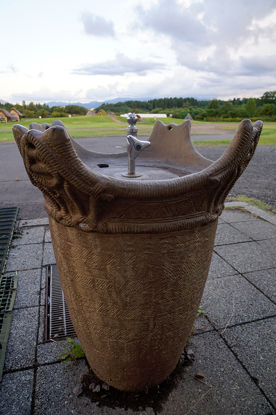 三内丸山遺跡（さんないまるやまいせき），復元された縄文時代的掘立柱建物，世界文化遺産