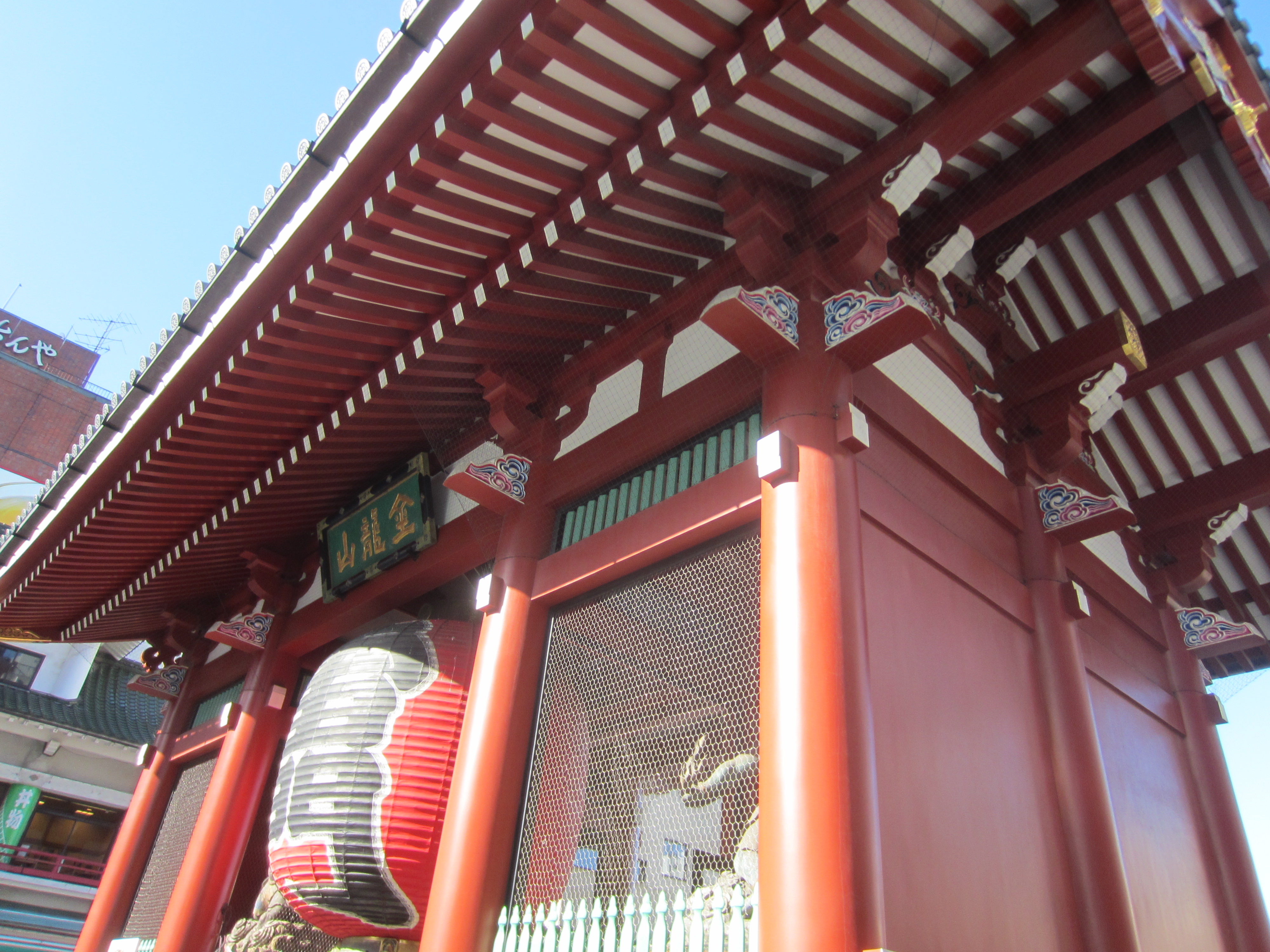 淺草寺 雷門（かみなりもん）— 掛著紅色巨型大燈籠的山門