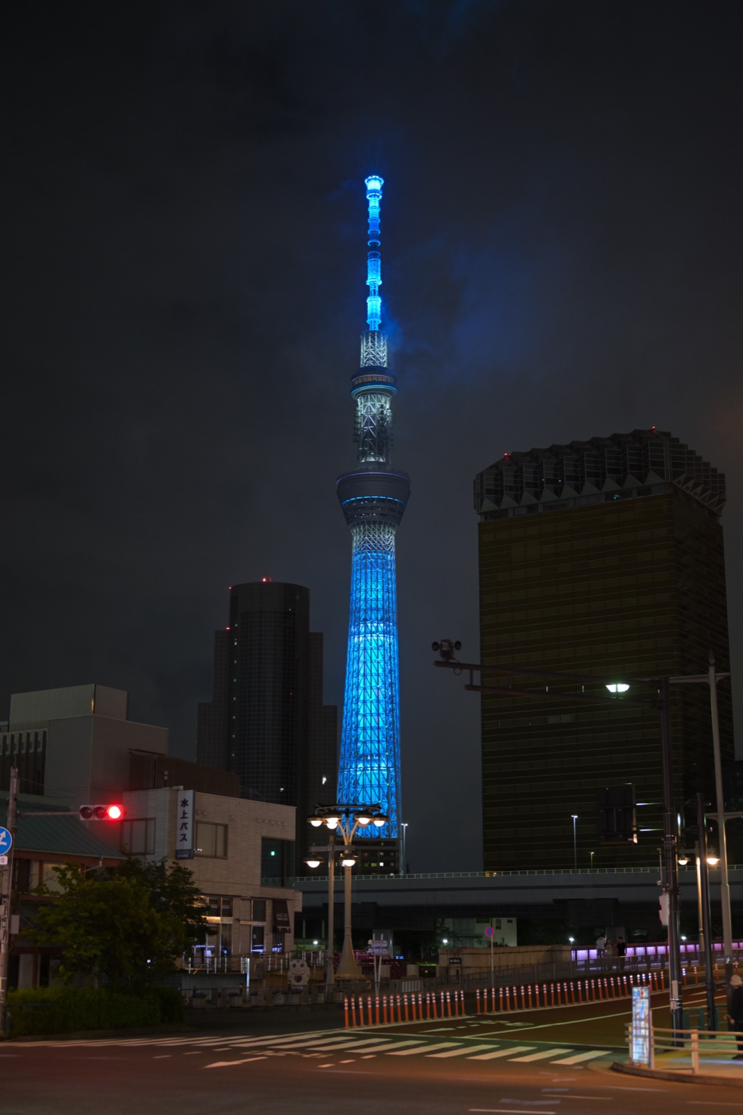從淺草望向夜間點燈的東京晴空塔（東京スカイツリー）— 634m 世界最高自立式電波塔