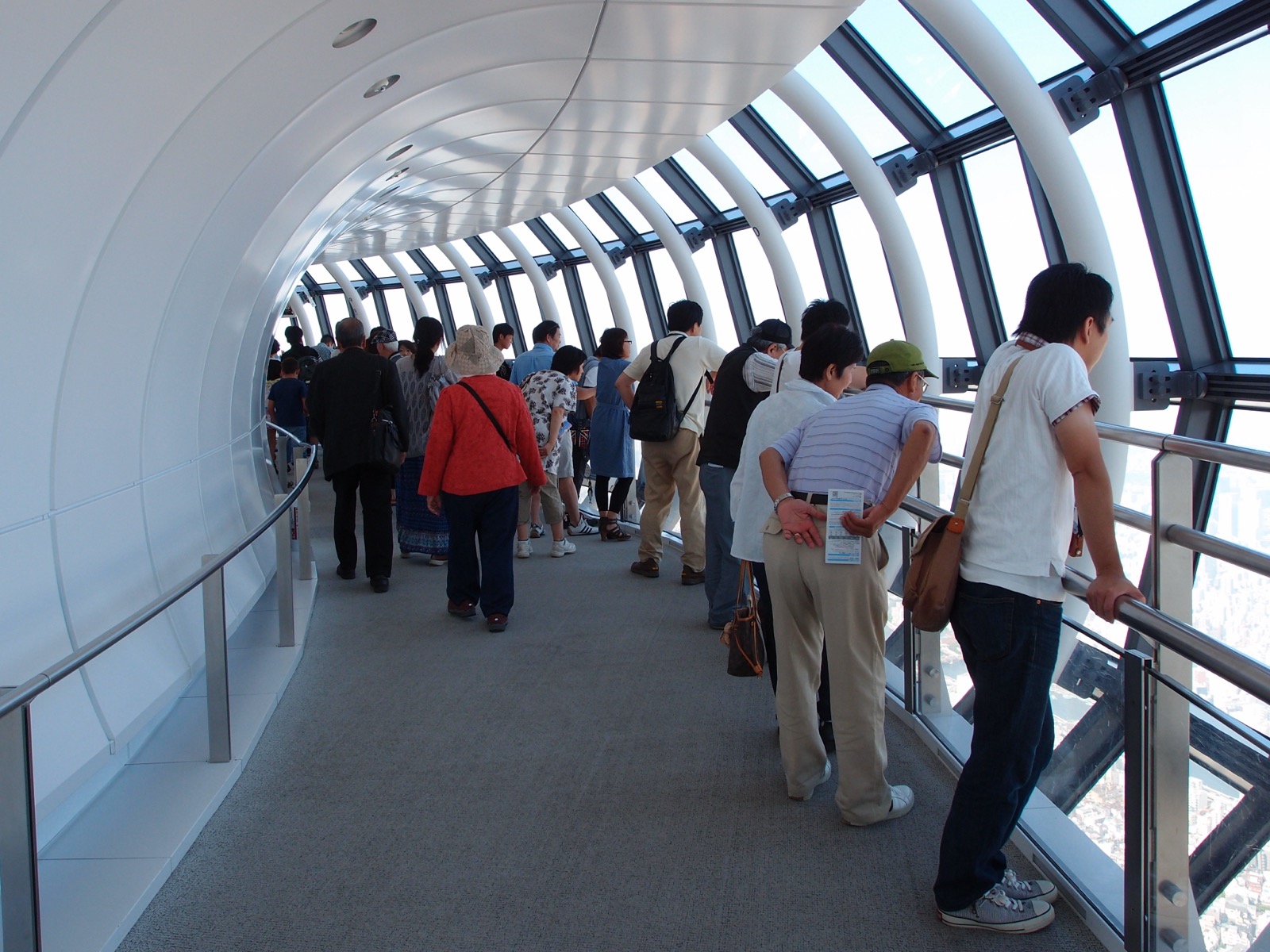 東京晴空塔 天望回廊（てんぼうかいろう／Tembo Galleria，450m）— 螺旋上升的空中玻璃迴廊、號稱世界最高空中漫步