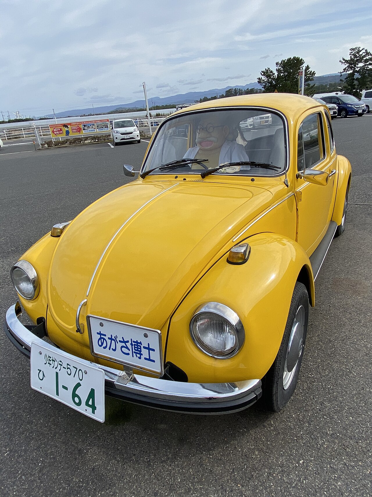 停在青山剛昌故鄉館前的阿笠博士愛車（福斯金龜車），是館外的免費拍照點