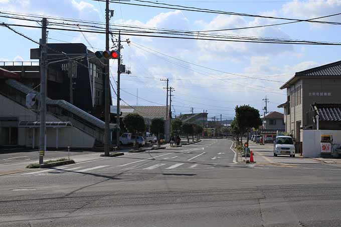 鳥取縣道 167 號由良停車場線的由良站前十字路口，柯南大道（コナン通り）的起點附近