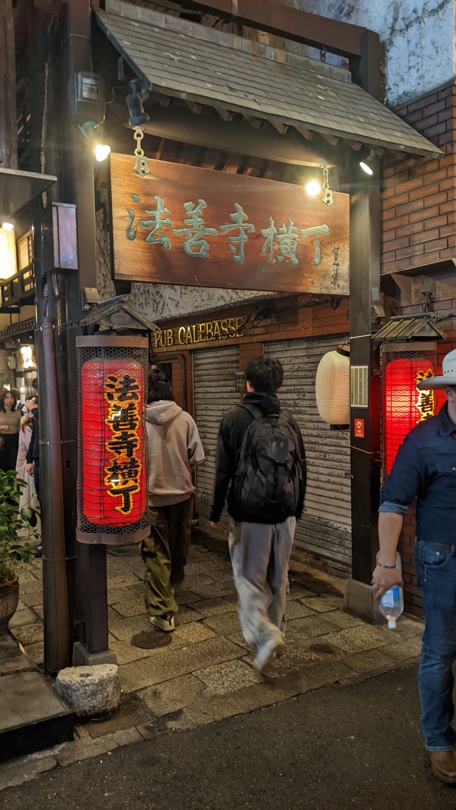 法善寺横丁（Hozenji Yokocho）— 道頓堀旁的石板老街、燈籠與水掛不動、安靜的另一個大阪