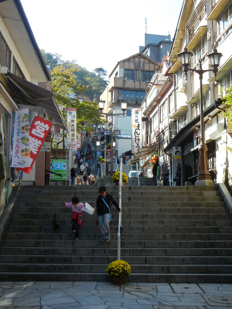 伊香保溫泉石段街，365 段石階兩側林立溫泉旅館與土產店