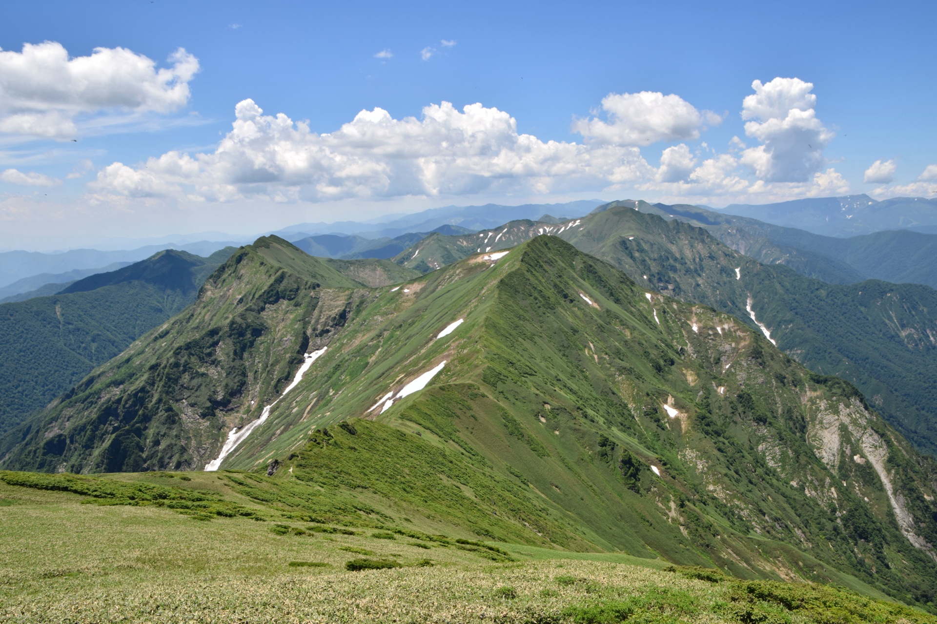 谷川岳雄偉山容，一ノ倉沢岩壁與綠意盎然的山麓