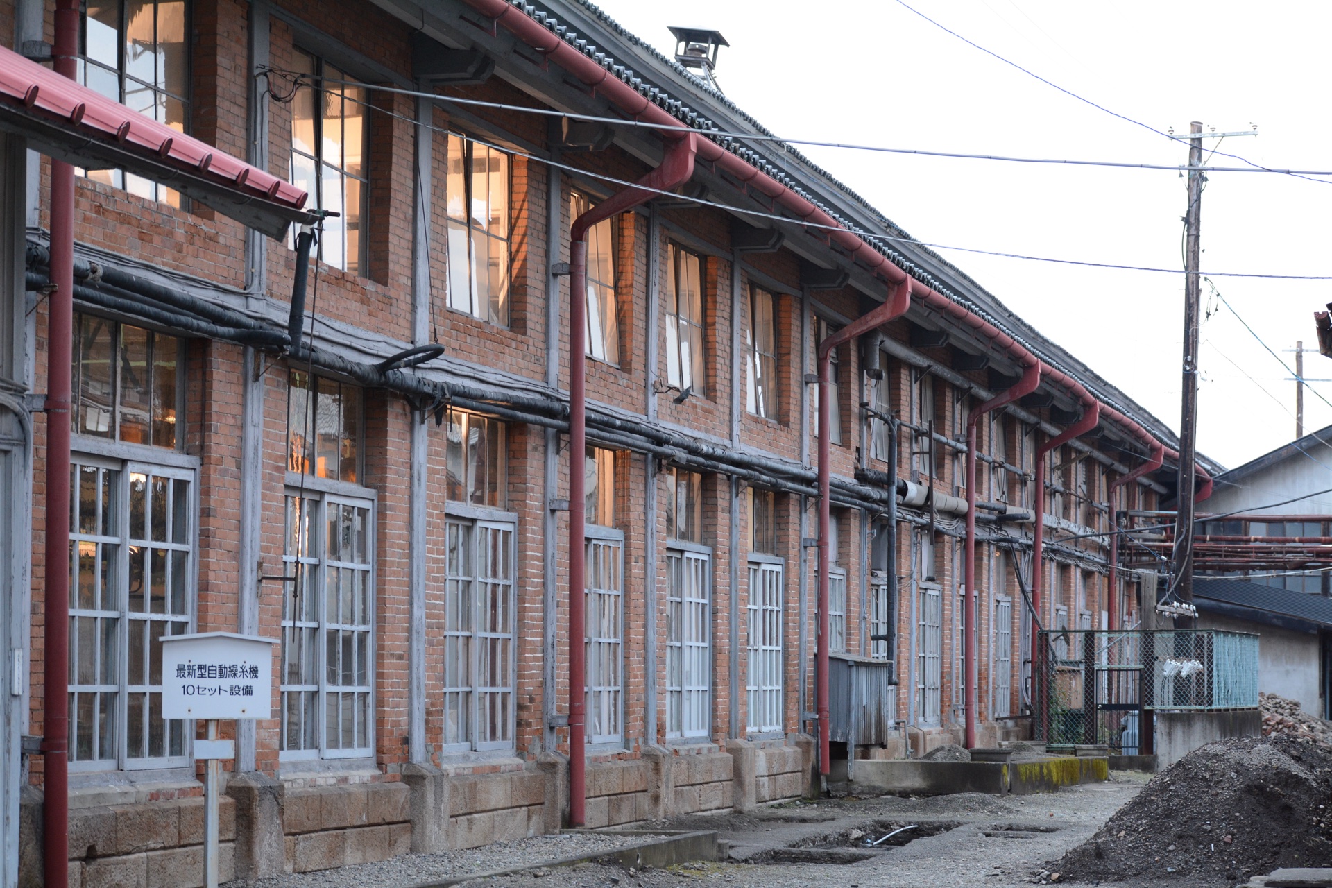 富岡製絲場繅絲廠主樓，明治時代紅磚建築，UNESCO 世界遺產