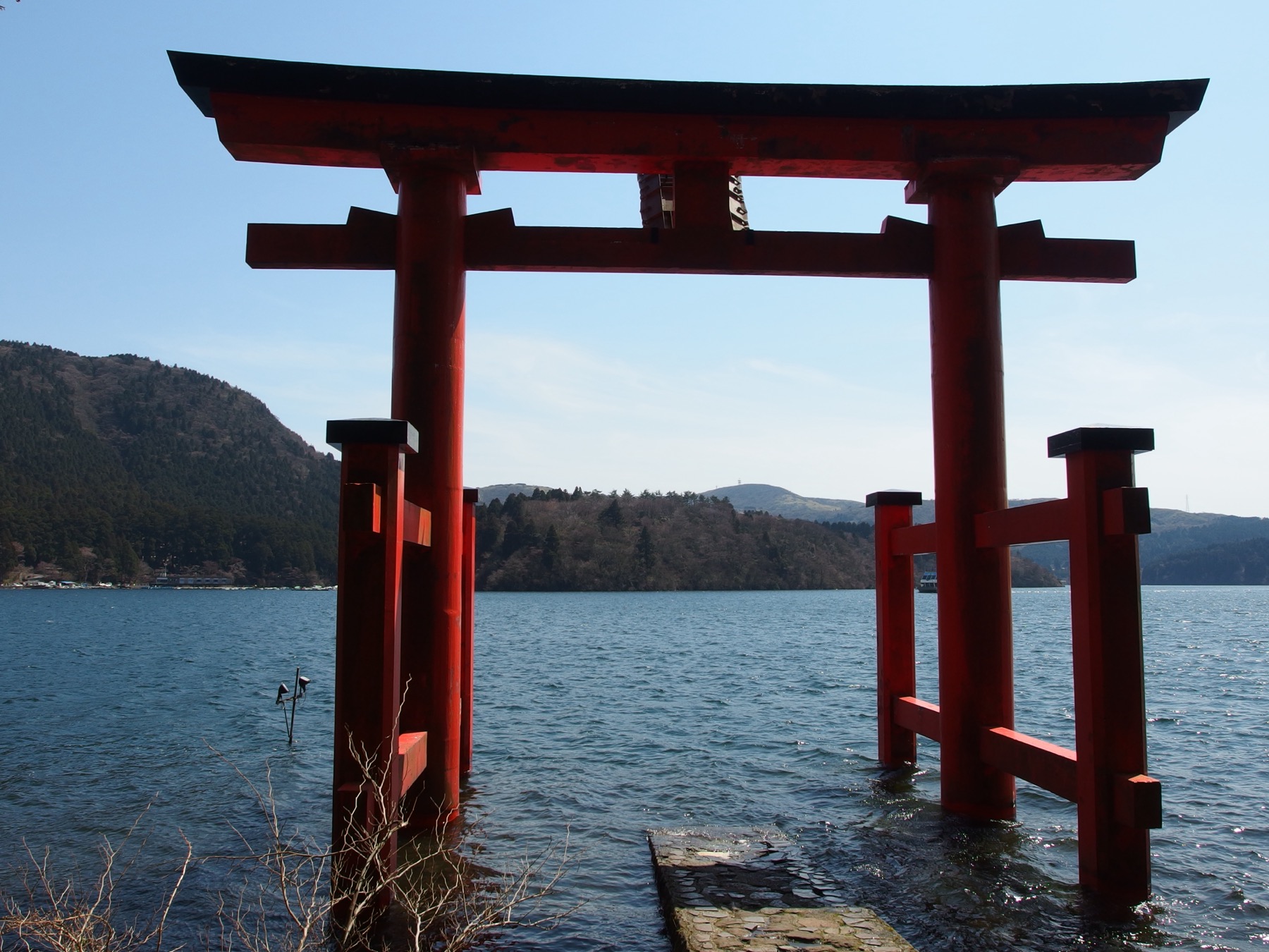 箱根神社 立於蘆之湖（芦ノ湖）上的紅色「平和鳥居」— 箱根最具代表性的拍照地標