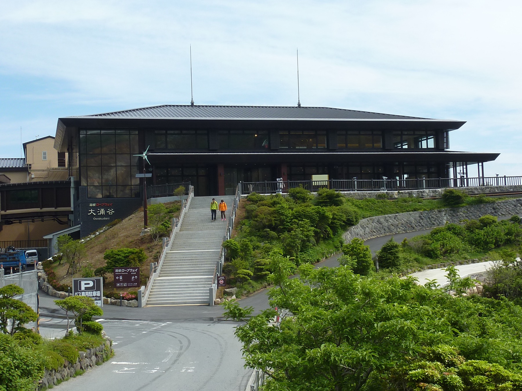 箱根大涌谷站周邊 — 黃色硫磺地表與遊客步道