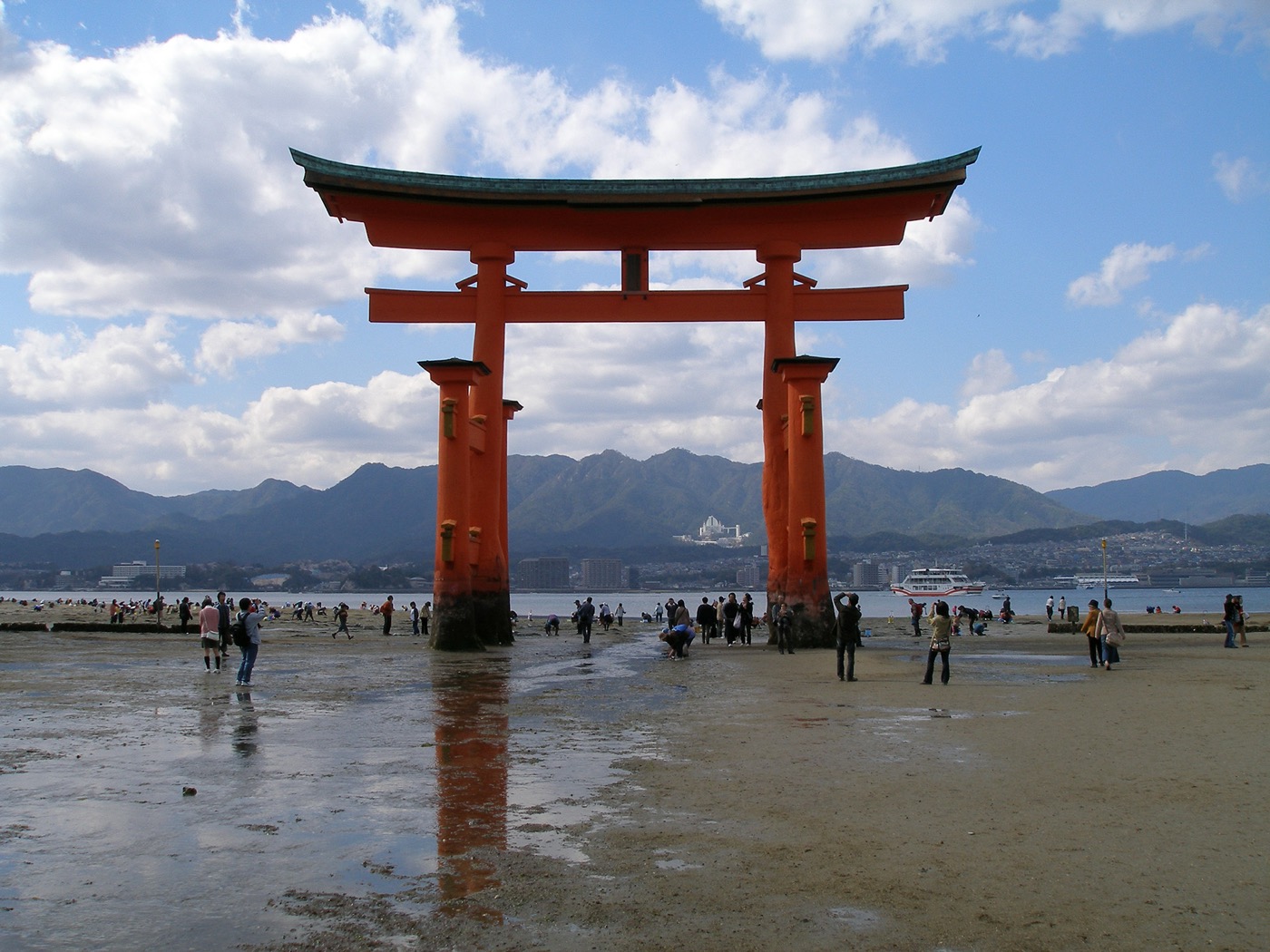 宮島嚴島神社的大鳥居在滿潮時浮在海面上 — 世界遺產與日本三景之一