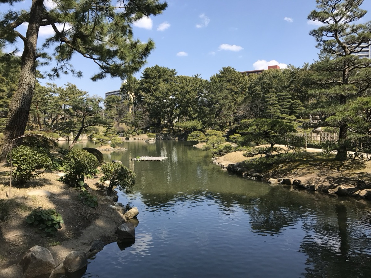 廣島縮景園的濯纓池與庭園 — 1620 年興建、歷經原爆保存至今的大名庭園