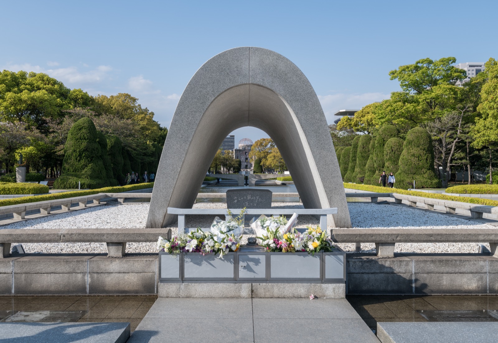和平紀念公園慰靈碑與遠方的原爆巨蛋連成一直線 — 丹下健三設計的「和平軸線」