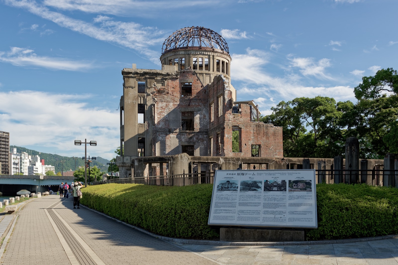 廣島原爆巨蛋（原爆ドーム）— 1915 年捷克建築師雷茨爾設計、1945 年原爆後保留至今的世界遺產