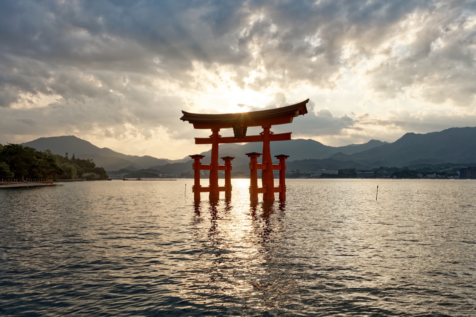 嚴島神社大鳥居在夕陽下浮於瀨戶內海 — 廣島兩座世界遺產之一、2022 年完成 70 年來最大修復
