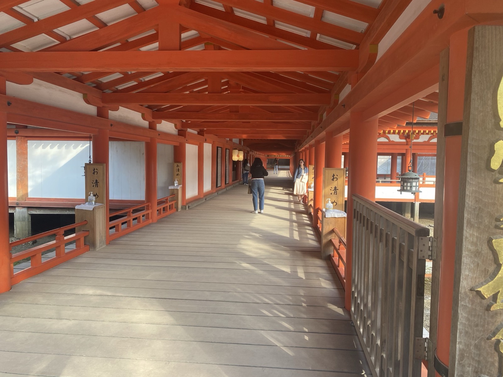 嚴島神社朱紅色的海上迴廊 — 平清盛以平安貴族「寢殿造」形式打造的海上社殿