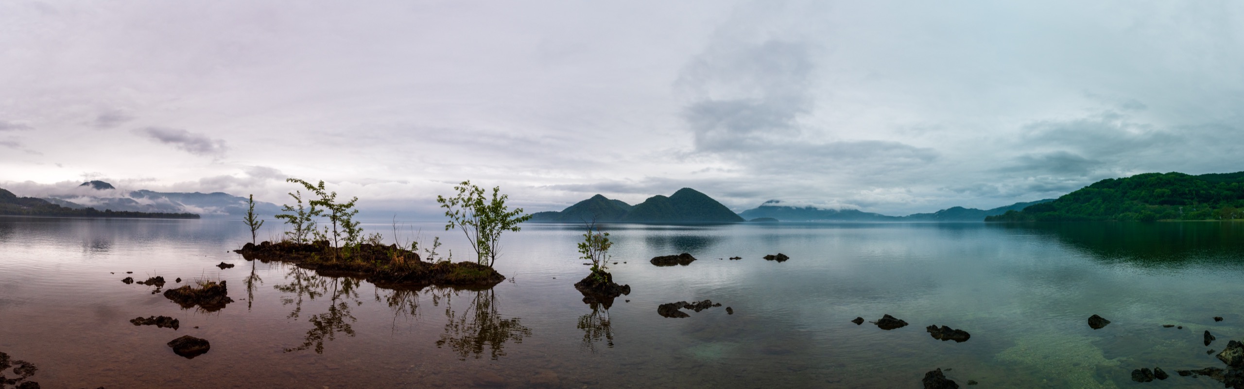 洞爺湖 火山口湖全景與中島 — 從浮見堂眺望