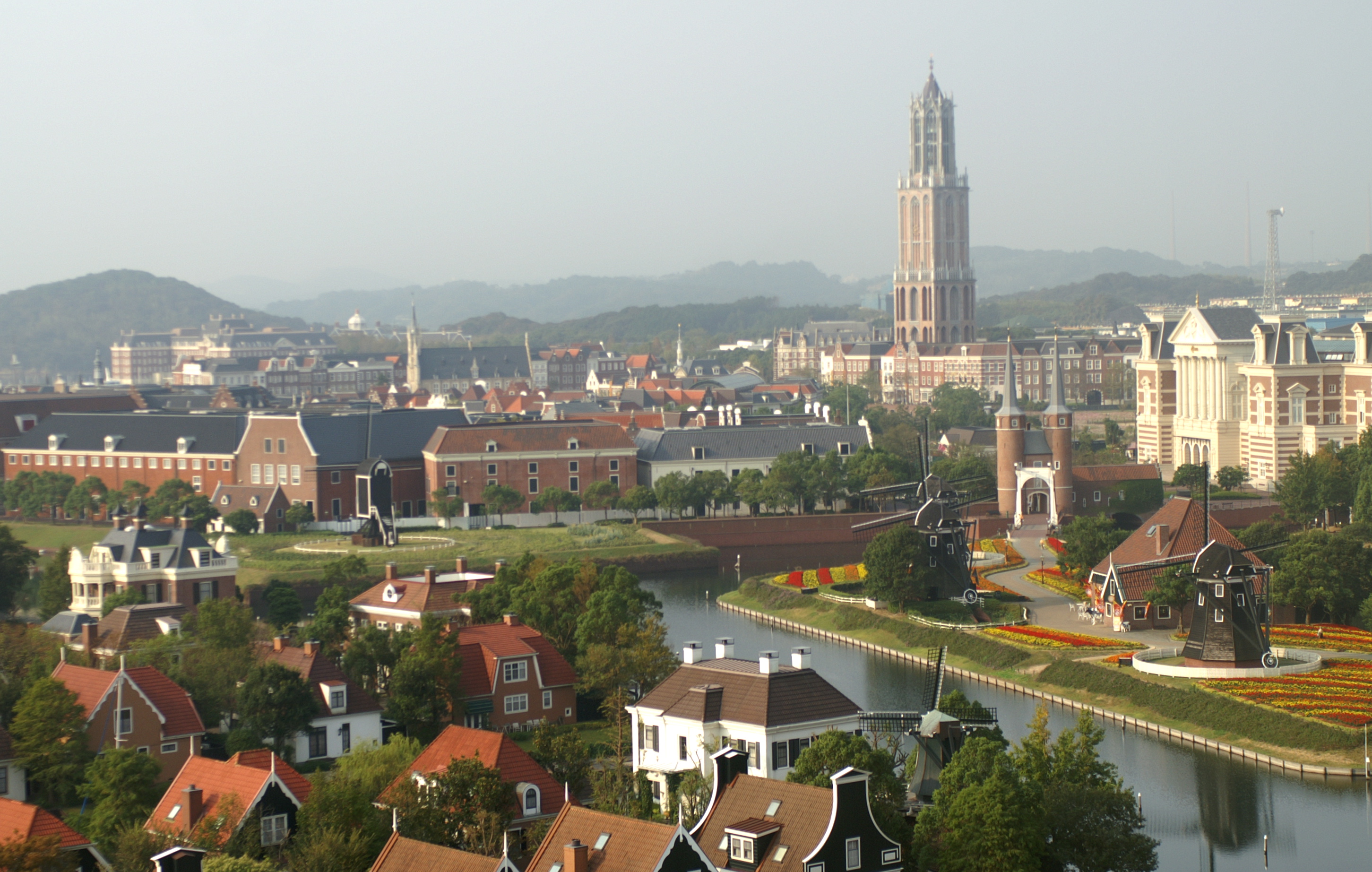 豪斯登堡 歐洲風街景全景（Huis Ten Bosch townscape）— 重現荷蘭小鎮的紅磚建築與綠地