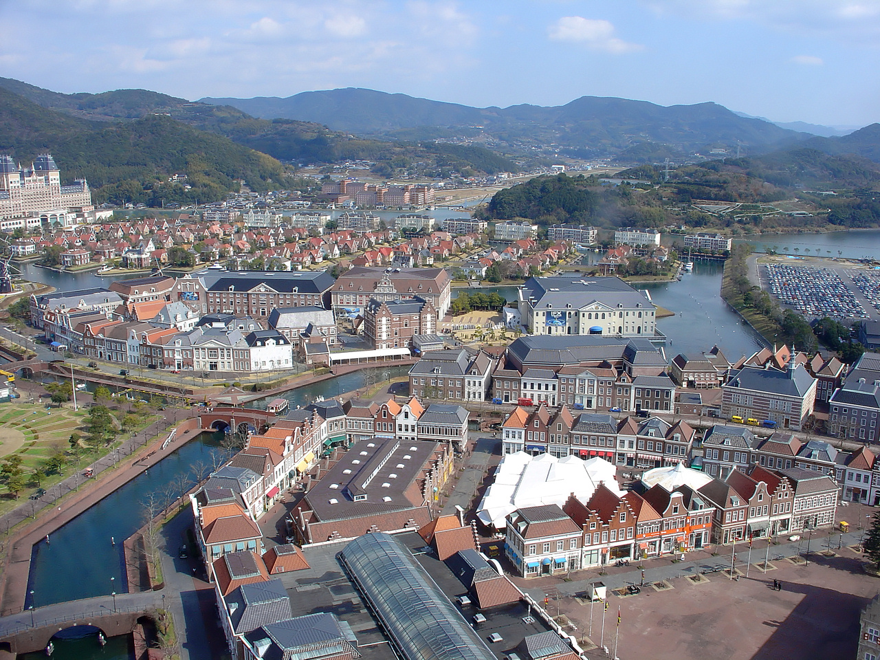 豪斯登堡（Huis Ten Bosch）荷蘭風街景與運河 — 長崎縣佐世保市、1992 年開業、佔地 152 公頃