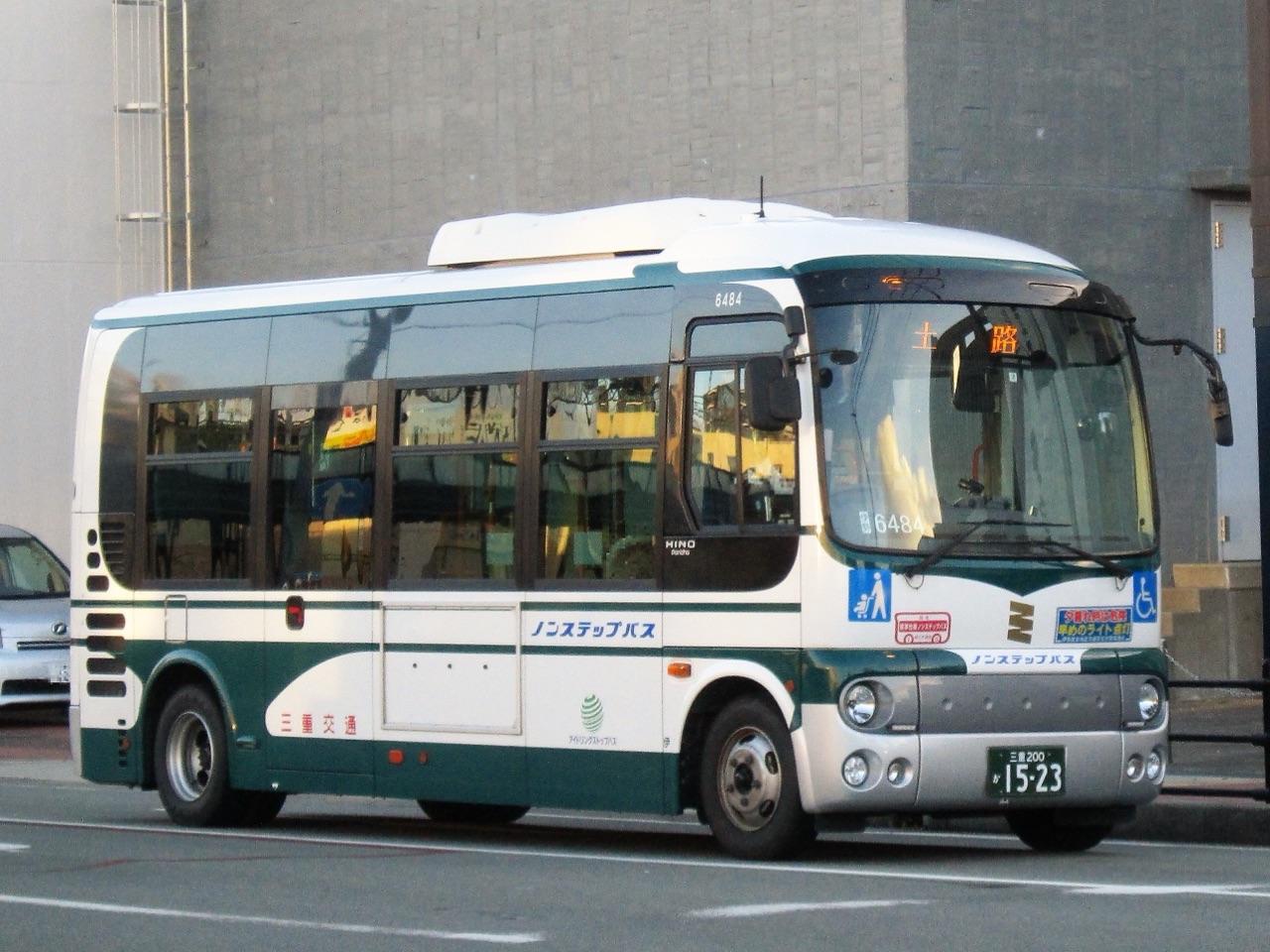 行駛於宇治山田站附近的三重交通（Mie Kotsu）路線巴士