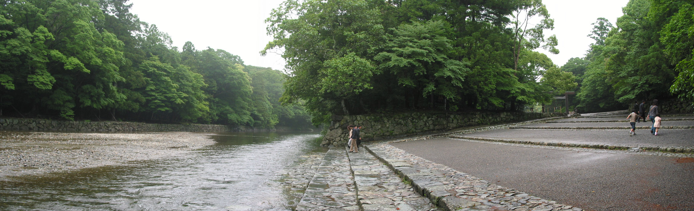 伊勢神宮 內宮 五十鈴川御手洗場（みたらし）— 在清澈河水邊淨手淨心的石板河岸
