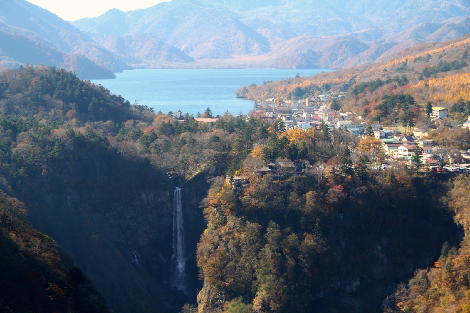 日光 從明智平展望台眺望中禪寺湖與華嚴瀑布的紅葉全景
