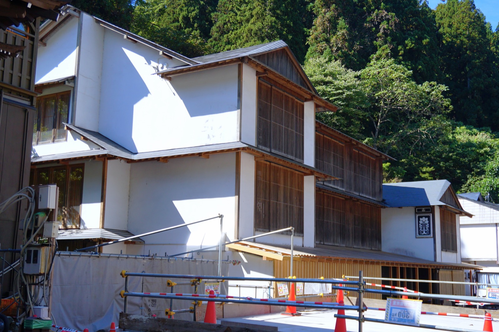 銀山溫泉 大正・昭和木造旅館街景 — 瓦斯燈與河畔木造旅館、「神隱風世界觀」的雪國秘湯