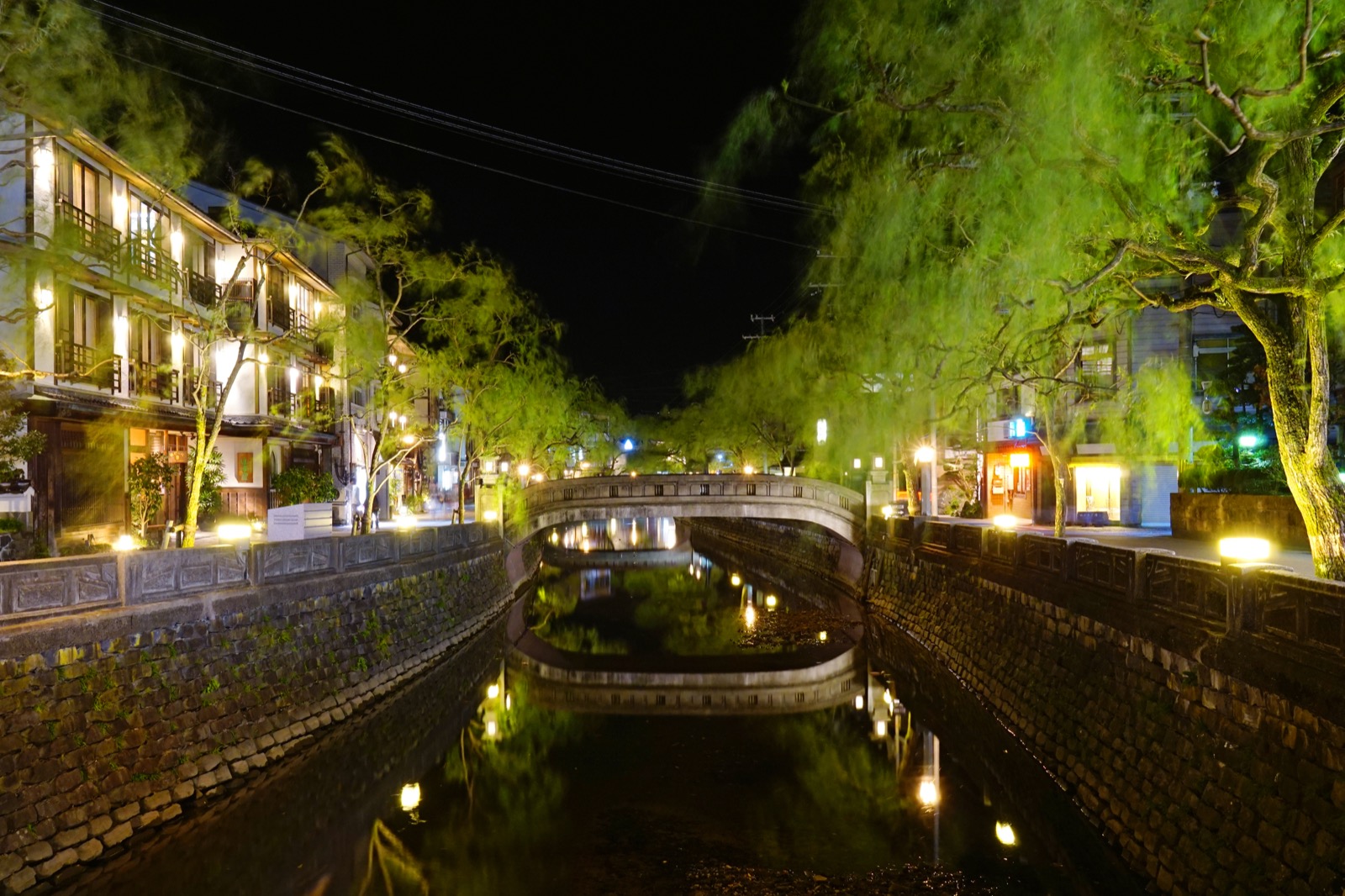 城崎溫泉 大谿川沿岸的柳樹與溫泉街夜景 — 外湯巡禮 7 湯、穿浴衣木屐散步的傳統風情
