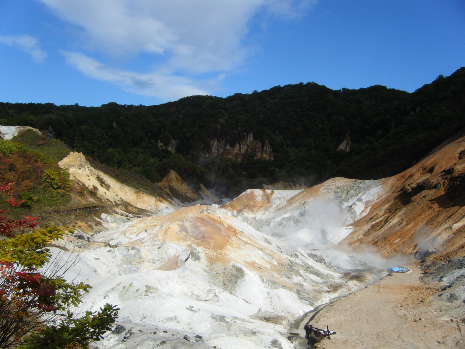 登別溫泉 地獄谷（じごくだに）— 直徑 450m 的爆裂火山口、湧出 9 種泉質