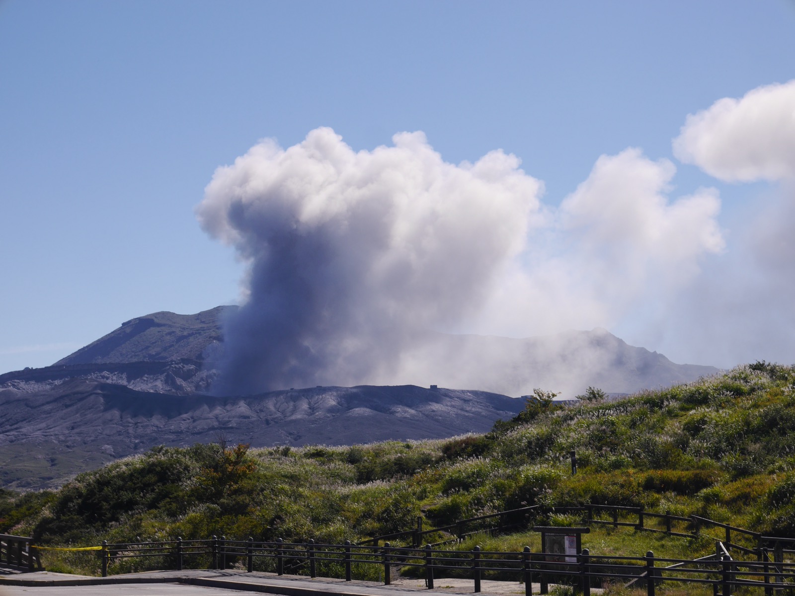熊本阿蘇 草千里 — 標高 1,130m 的圓形草原、背景為阿蘇中岳噴煙