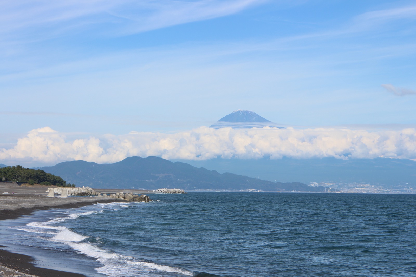 三保松原 隔著駿河灣與松林望向富士山 — 富士山世界遺產的構成資產之一