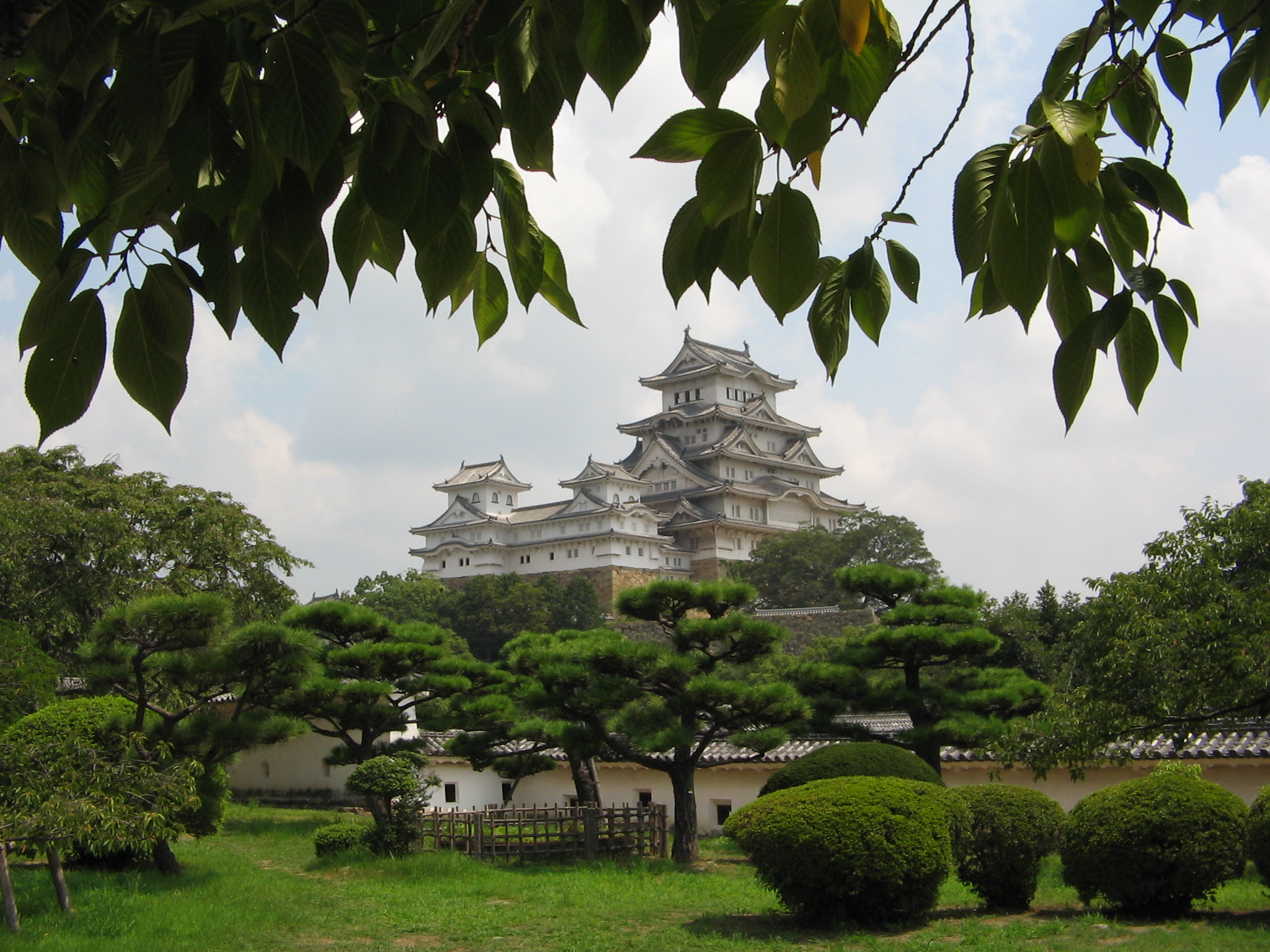 姬路城（Himeji-jo）天守閣，從西之丸庭園眺望的白鷺城
