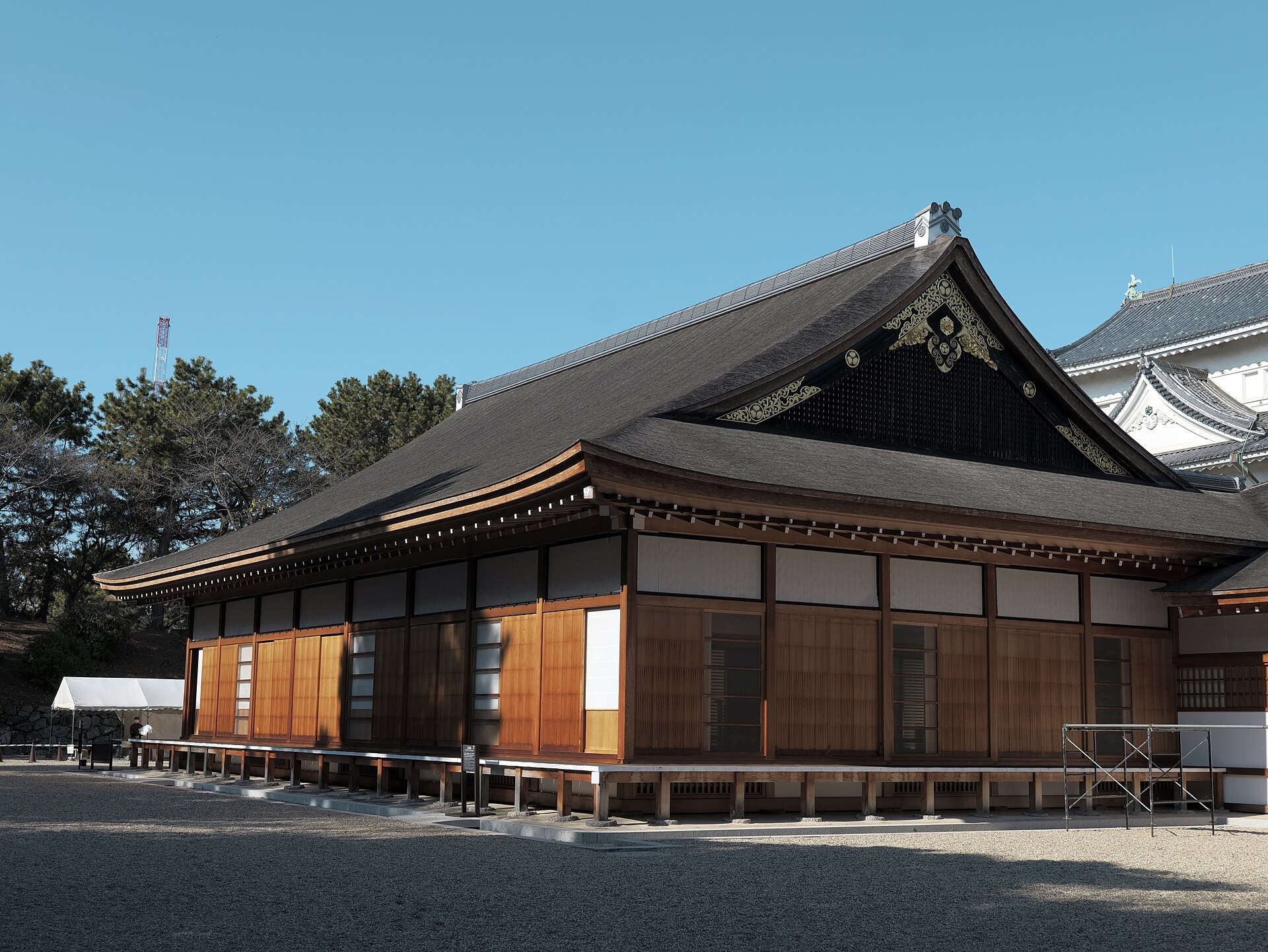 名古屋城本丸御殿的外觀 — 2018 年完成復元的書院造建築，背後可見閉館中的天守閣