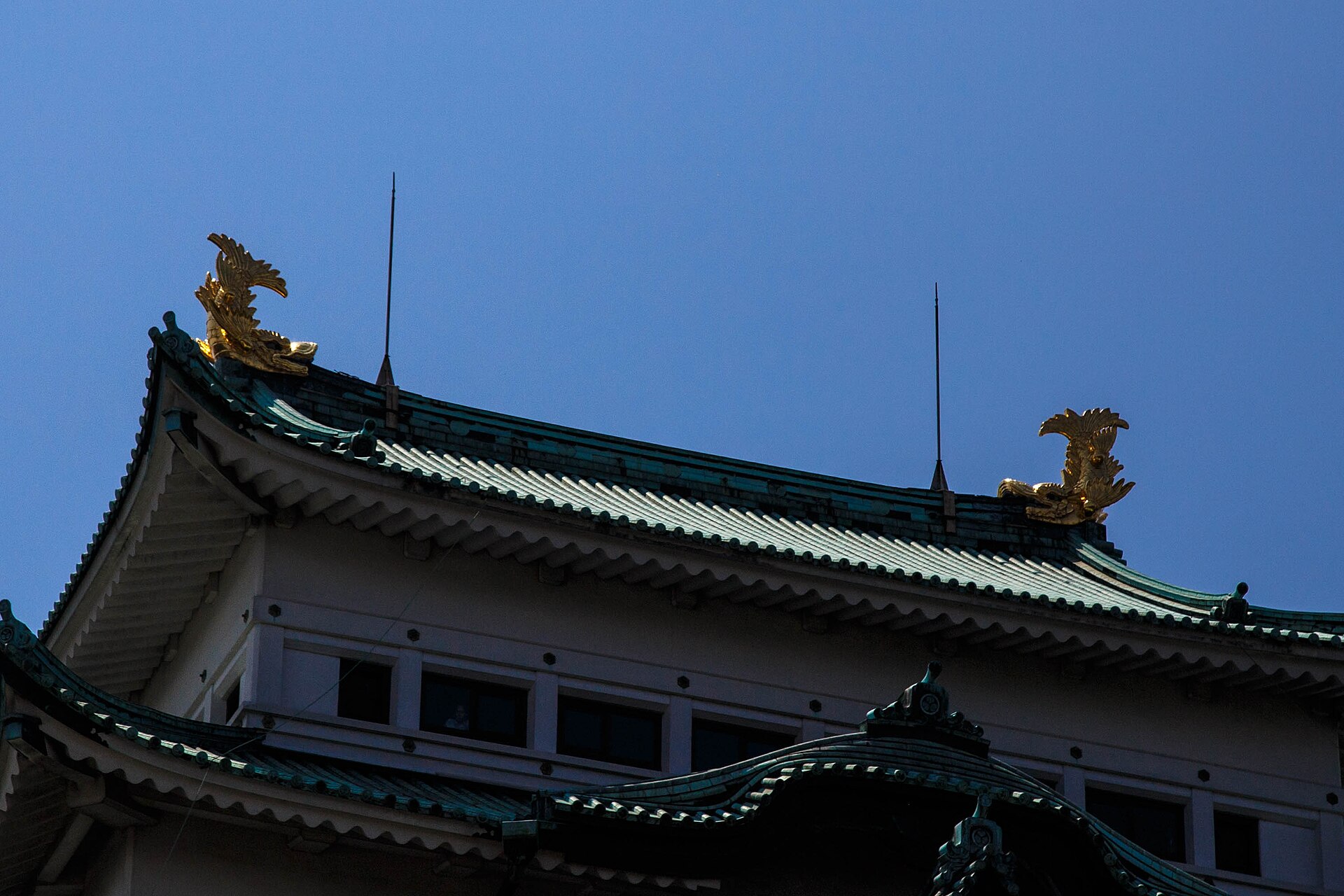 名古屋城天守閣屋頂上一對金鯱的特寫 — 天守內部雖然閉館，從外面仍看得到金鯱