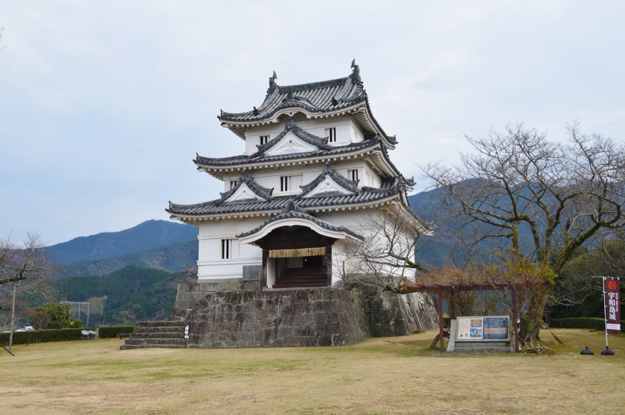 宇和島城（Uwajima-jo）三重三階層塔型天守與本丸石垣 — 愛媛縣宇和島市，西國伊達家的居城