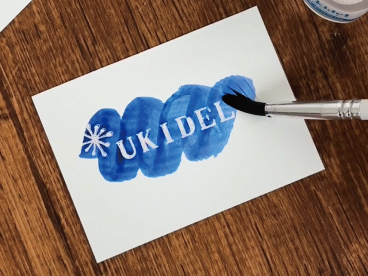 シヤチハタ Ukidel 使用例 — 押した後に水性ペンで塗ると白いイラストが浮き出てくる驚きの 3 ステップ