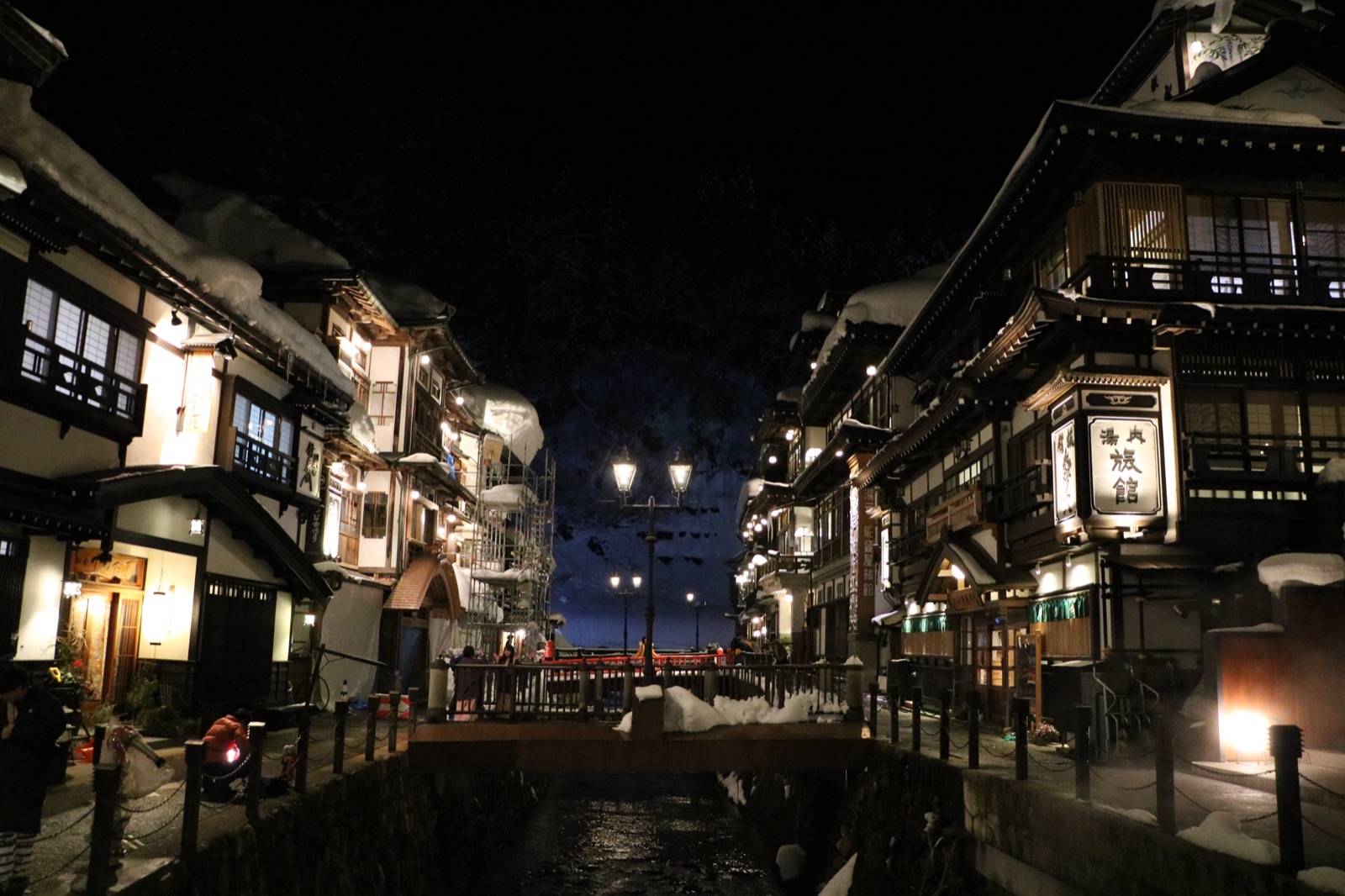 銀山溫泉 夜間雪景 — 山形縣的瓦斯燈與大正時代木造旅館街，IG 瘋傳的夢幻夜景