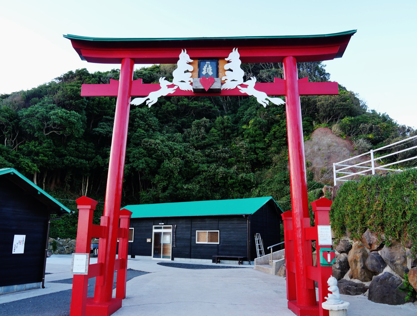 元乃隅神社 大鳥居 — 山口縣長門市，鳥居上方設有賽錢箱的日本唯一願望成真鳥居
