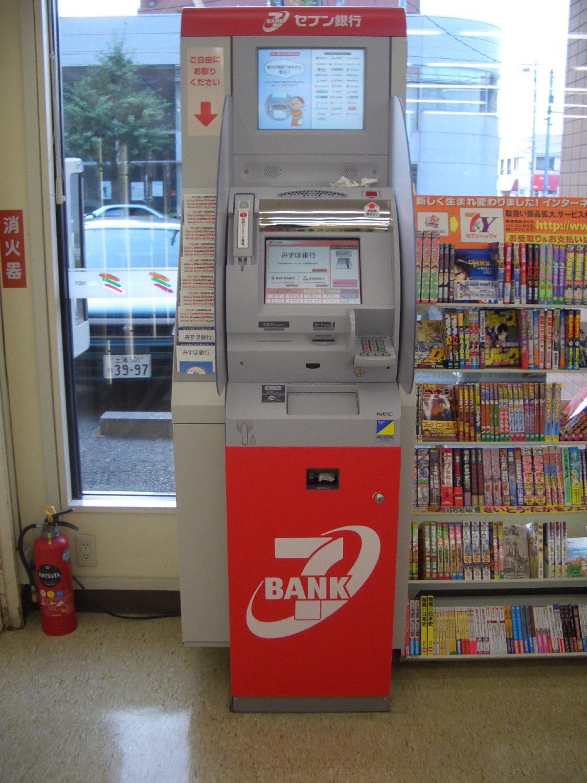 7-ELEVEN 店內的 SEVEN 銀行 ATM，可用現金為交通系 IC 卡加值