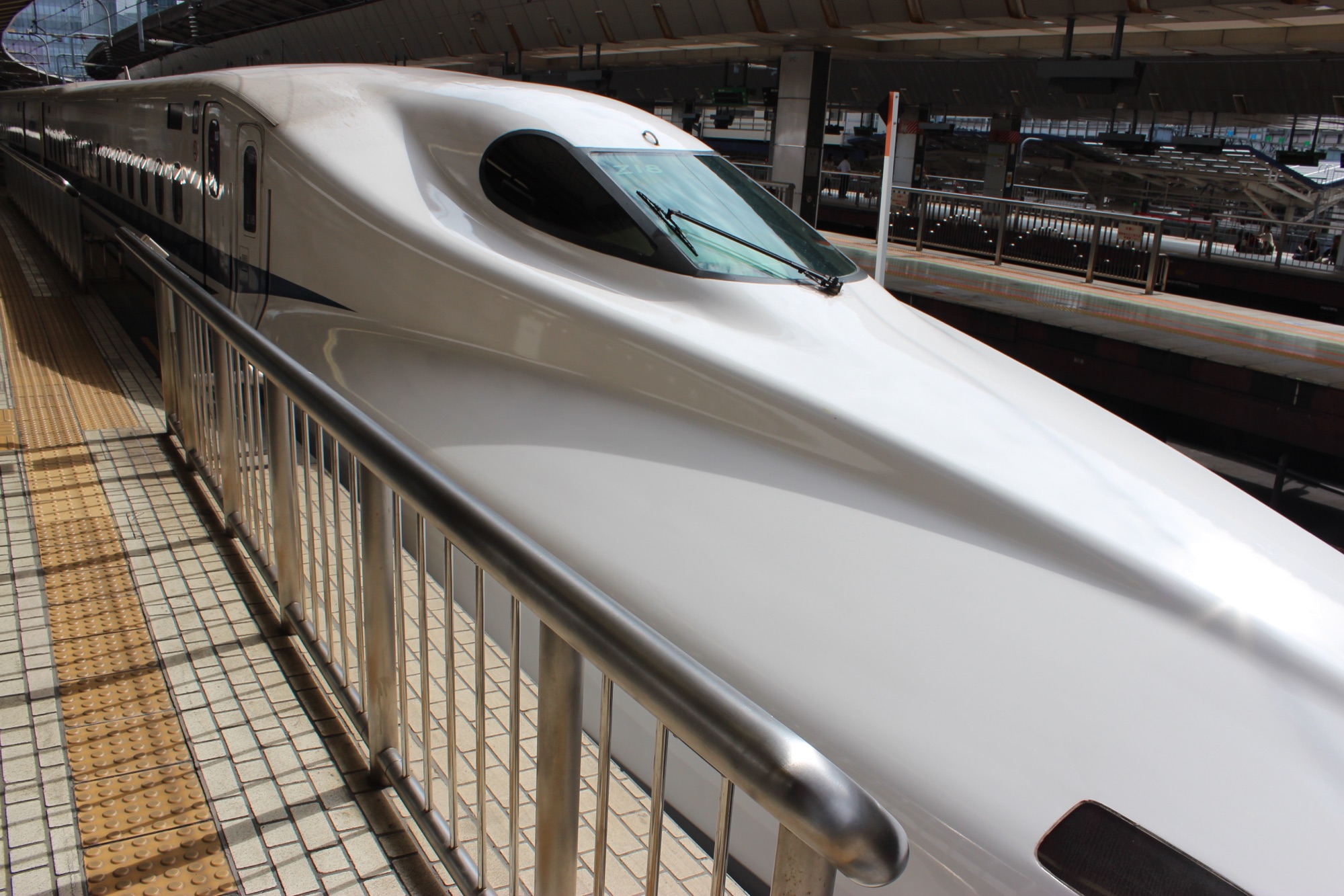 東京車站月台上的 N700 系新幹線（東海道新幹線）