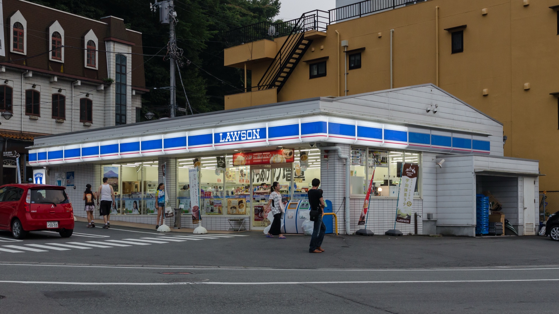 日本ローソン（Lawson）店舖外觀（藍色招牌）