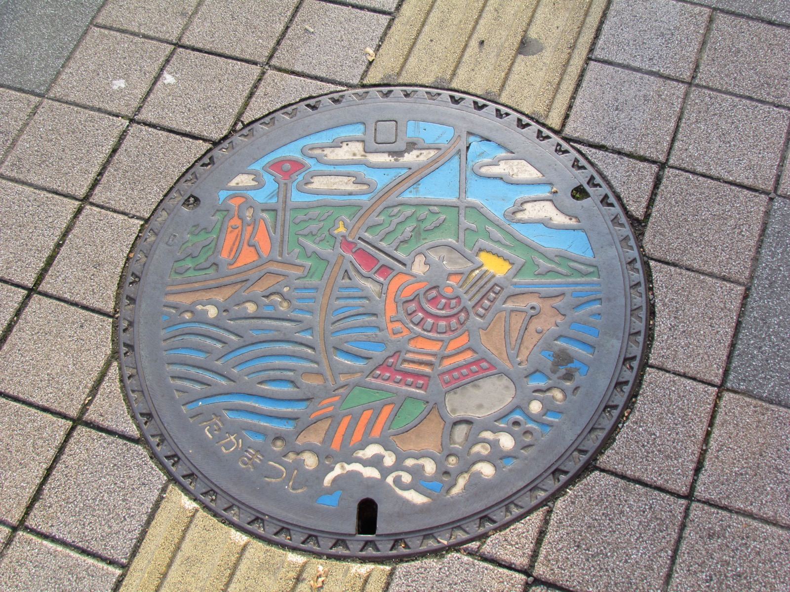 高松市彩色人孔蓋 — 那須与一在屋島之戰彎弓射扇之的的源平合戰場景