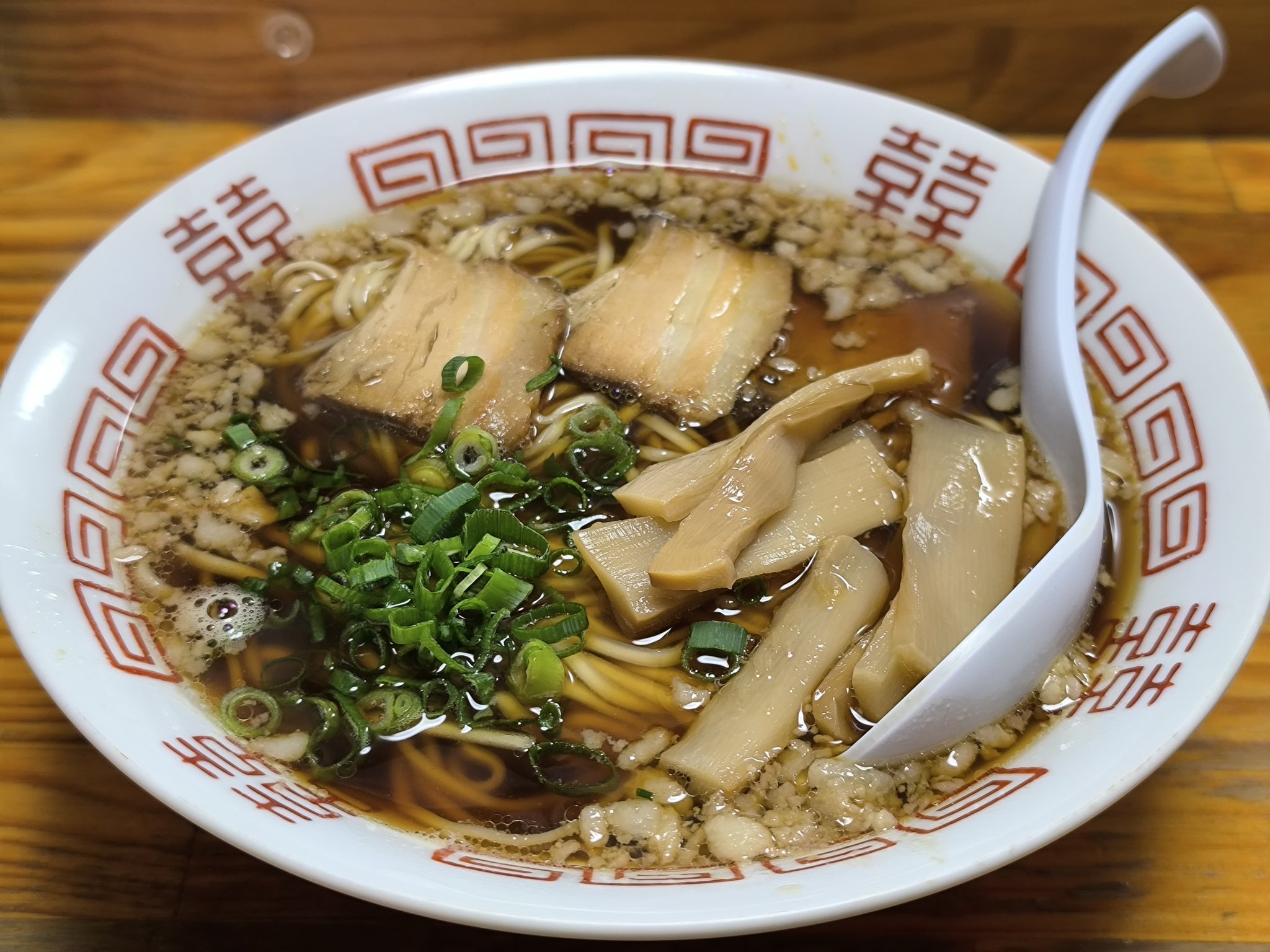 廣島尾道拉麵 — 魚介醬油清湯，浮上一層豬背脂絞肉