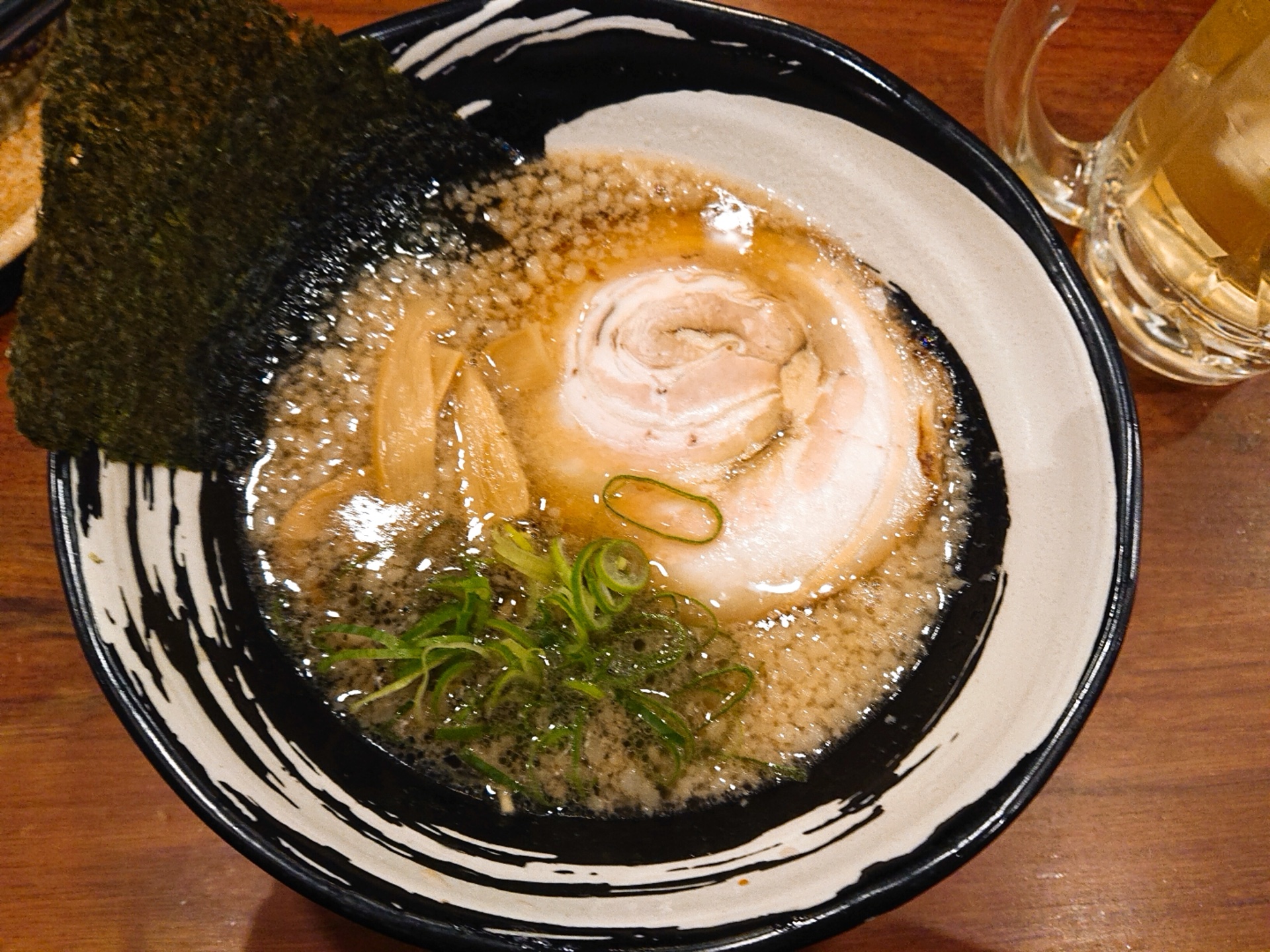 背脂チャッチャ系的背脂醬油拉麵 — 醬油湯面撒上大量豬背脂
