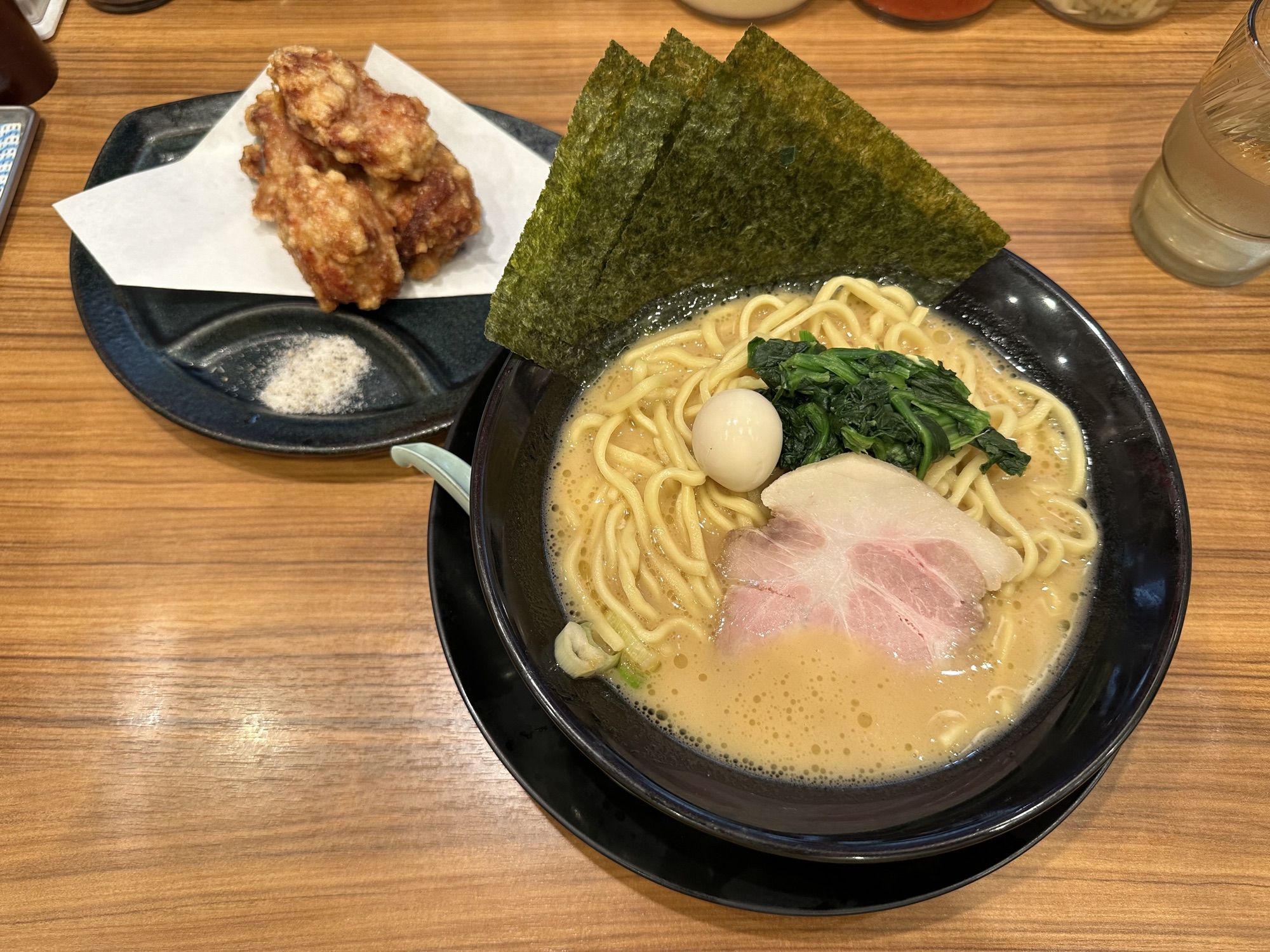 橫濱家系拉麵 — 豚骨醬油湯配粗直麵、大片海苔與菠菜