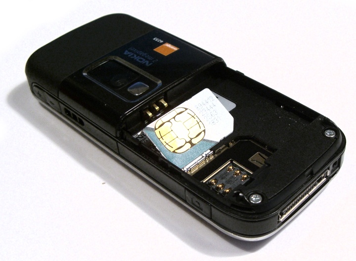 SIM 卡置入手機卡槽的電氣接點特寫 — 格安 SIM 線上申辦後裝卡示意