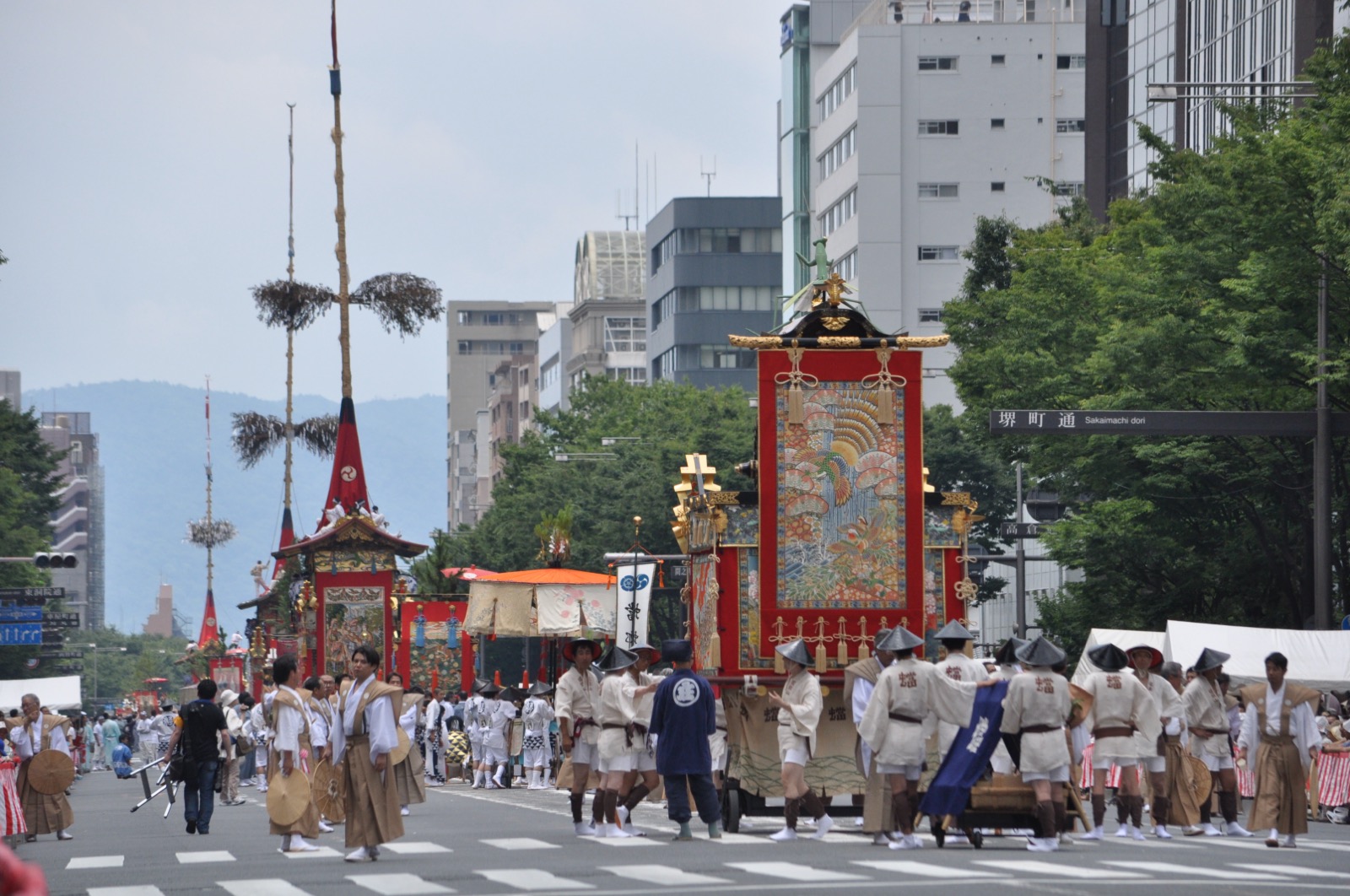 京都祇園祭前祭山鉾巡行，巨大的山鉾（やまほこ）在御池通上由人力拉行