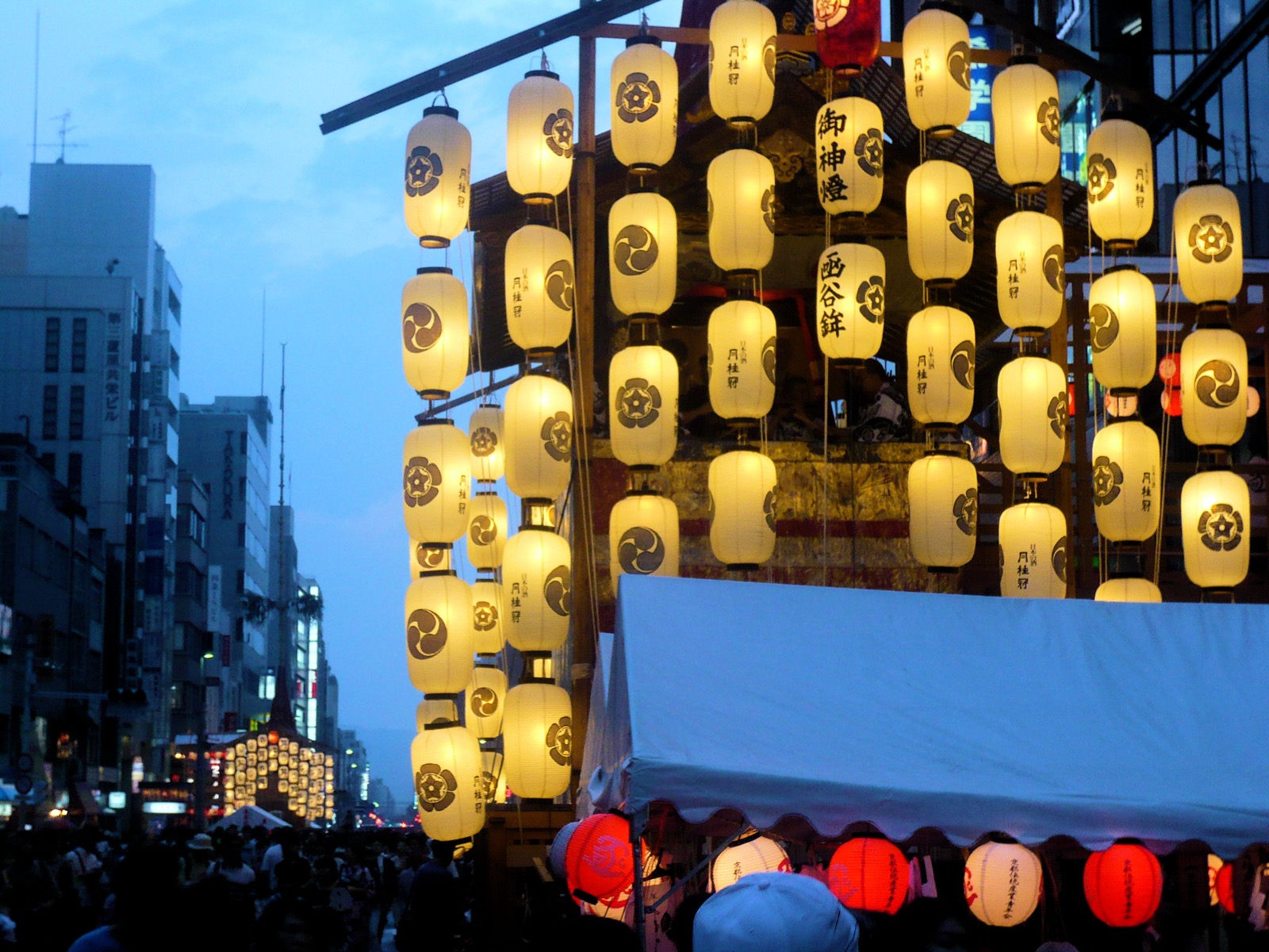 祇園祭宵山（よいやま）夜景，山鉾掛滿提燈，四条通封街成夜市般的步行者天國