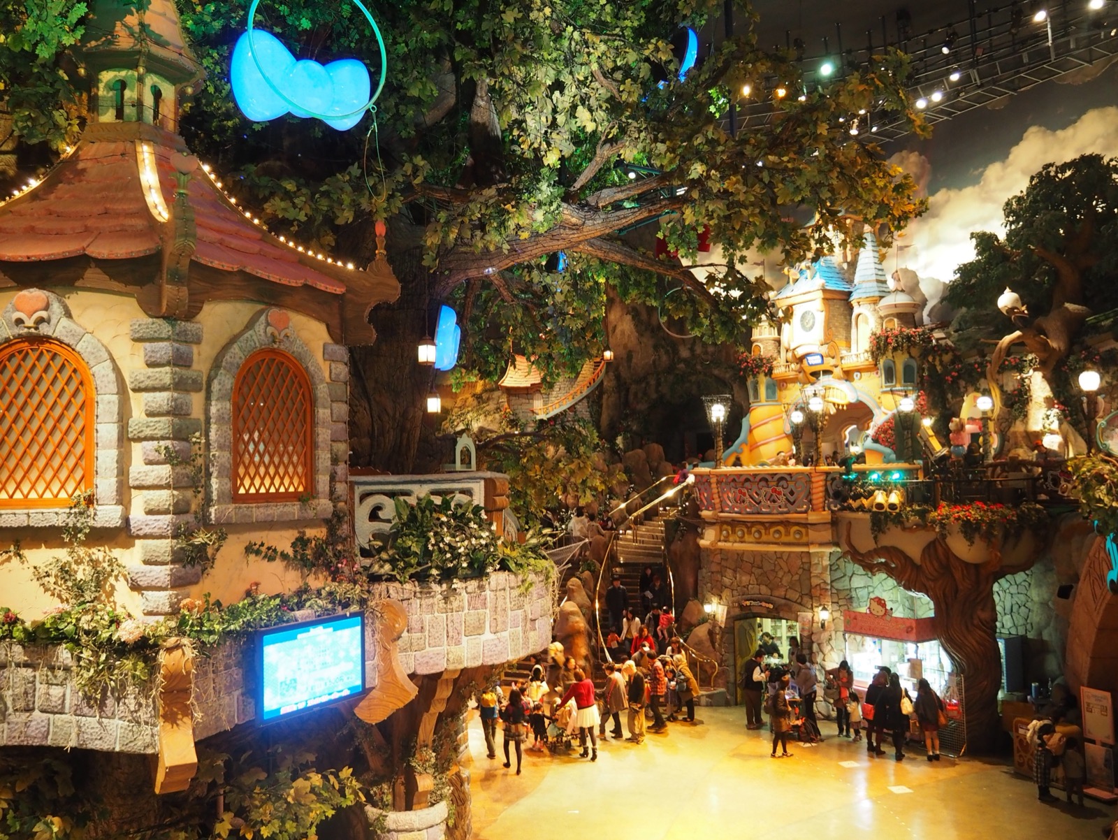 三麗鷗彩虹樂園（Sanrio Puroland）館內 — 全室內、雨天也能玩的 Hello Kitty 樂園