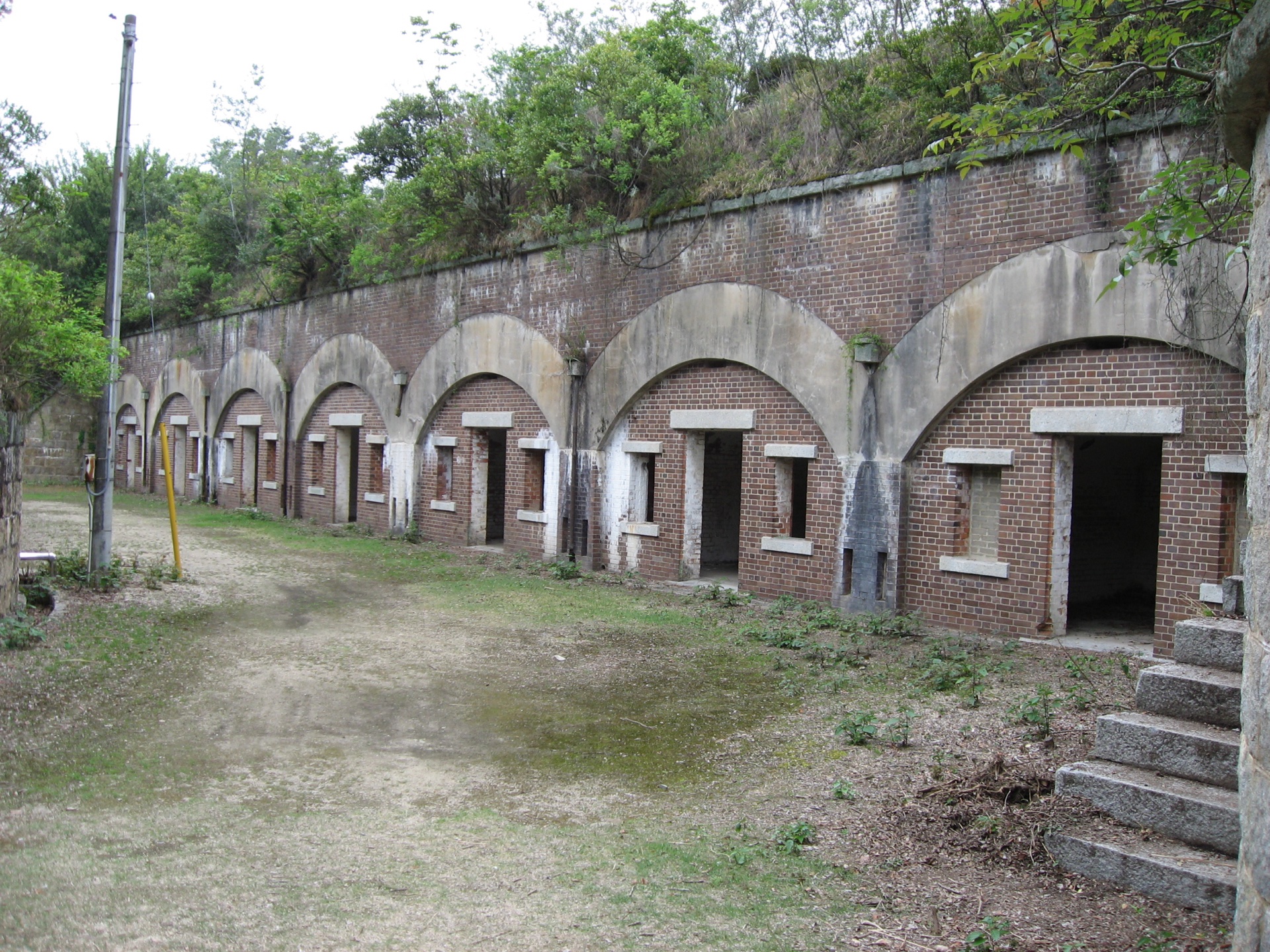 大久野島 中部砲台跡 — 戰前日本陸軍要塞遺跡，與野生兔的療癒場景形成強烈反差